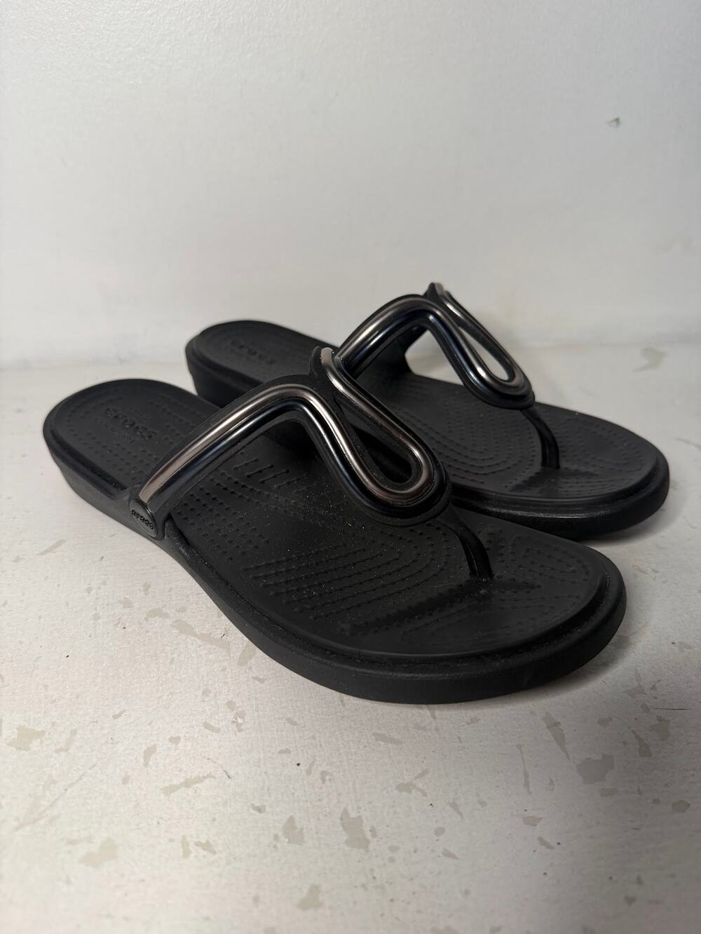 Crocs Women's Sanrah Metalblock Flat Flip-Flops Size 7 US